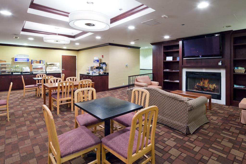 Holiday Inn Express Cincinnati-לורנסבורג מראה חיצוני תמונה
